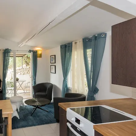 Sandilia Les Loriots Apartment